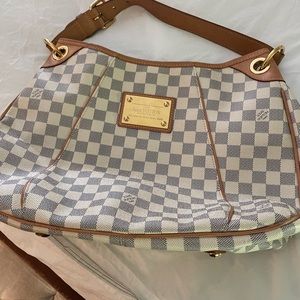 Louis Vuitton hobo shoulder bag. No visible signs of wear. Dust bag included.